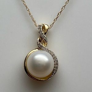 10K Yellow Gold 8mm Cultured Pearl and 0.06ct twt Diamond Pendant with Chain NEW